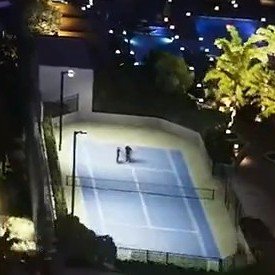 HLMZV baYAAyyWQ Close-up van twee figuren op de tennisbaan in GTA 6