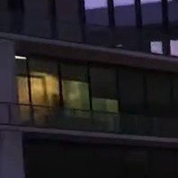 HLMfcebbIAAVwYz Ingezoomde weergave van de douchende NPC achter het raam