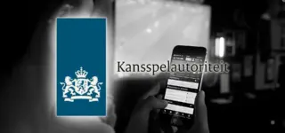 Een persoon die een smartphone gebruikt met het logo en de naam van de Kansspelautoriteit ervoor geplaatst.
