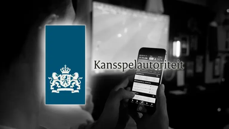 Een persoon die een smartphone gebruikt met het logo en de naam van de Kansspelautoriteit ervoor geplaatst.
