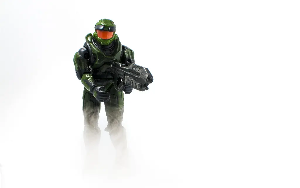 Een actiefiguur van Master Chief uit de Halo-serie tegen een witte achtergrond.