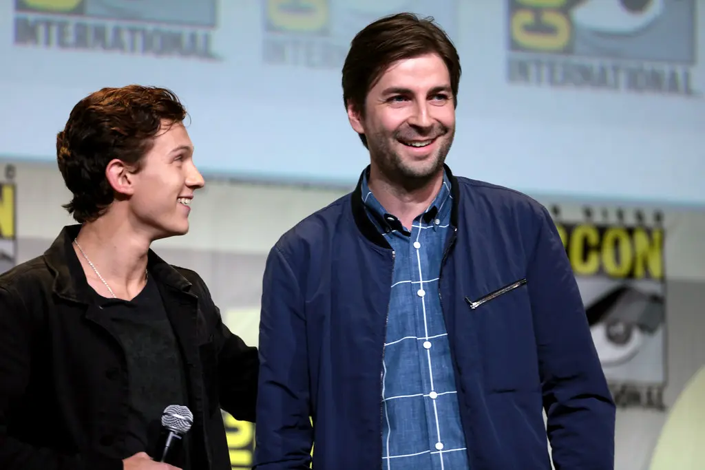 Tom Holland en Jon Watts glimlachen tijdens een paneel op Comic-Con International.