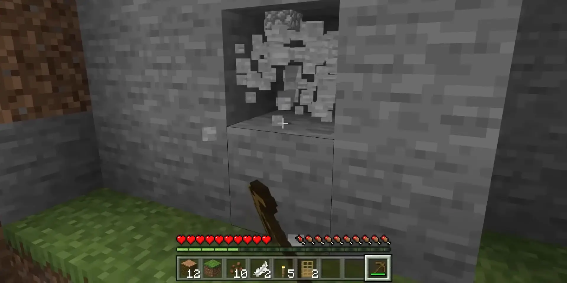 Een eerste-persoonsperspectief van gameplay in Minecraft waarbij een blok steen wordt afgebroken.