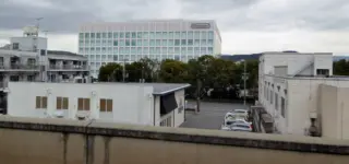 Het hoofdkantoor van Nintendo in Japan onder een bewolkte lucht.