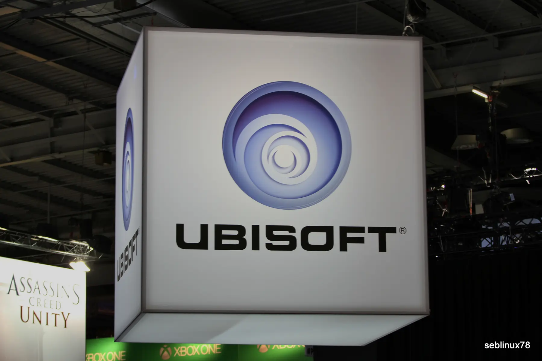 Het logo van Ubisoft op een wit verlicht display.