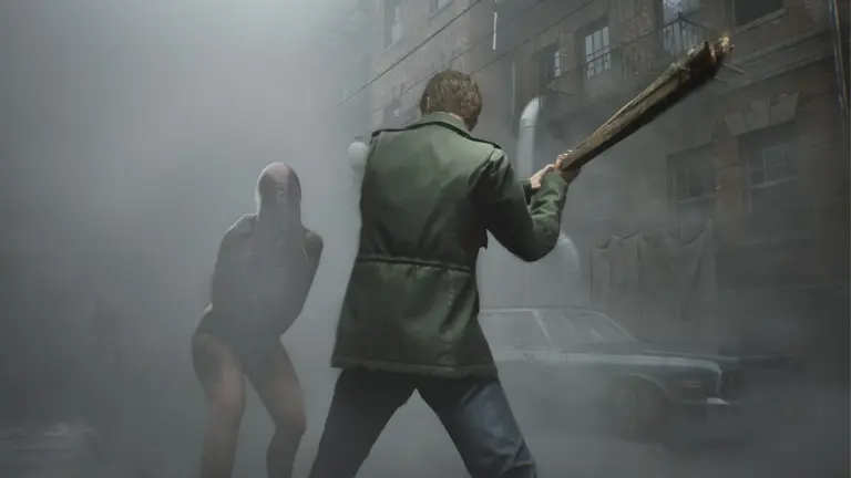 Een man met een houten plank staat tegenover een monster in een mistige straat uit Silent Hill 2.